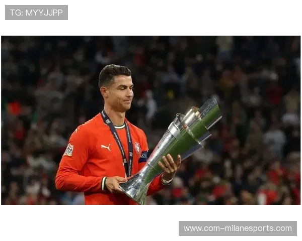 铁血激情足球球星猛男驰骋绿茵场展现力量与速度魅力 铁血激情足球球星猛男驰骋绿茵场展现力量与速度魅力